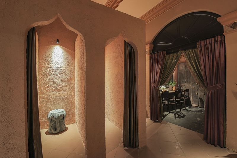 Hành lang vòm dẫn vào các phòng trị liệu massage
