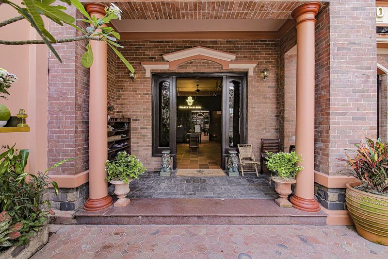 Lối vào spa massage Tân Bình với cột gạch đỏ và tượng voi Thái