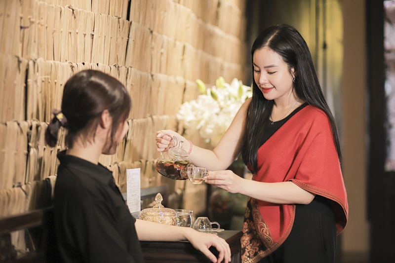Nhân viên Phaya Thai Spa Tân Bình rót trà thảo mộc mời khách