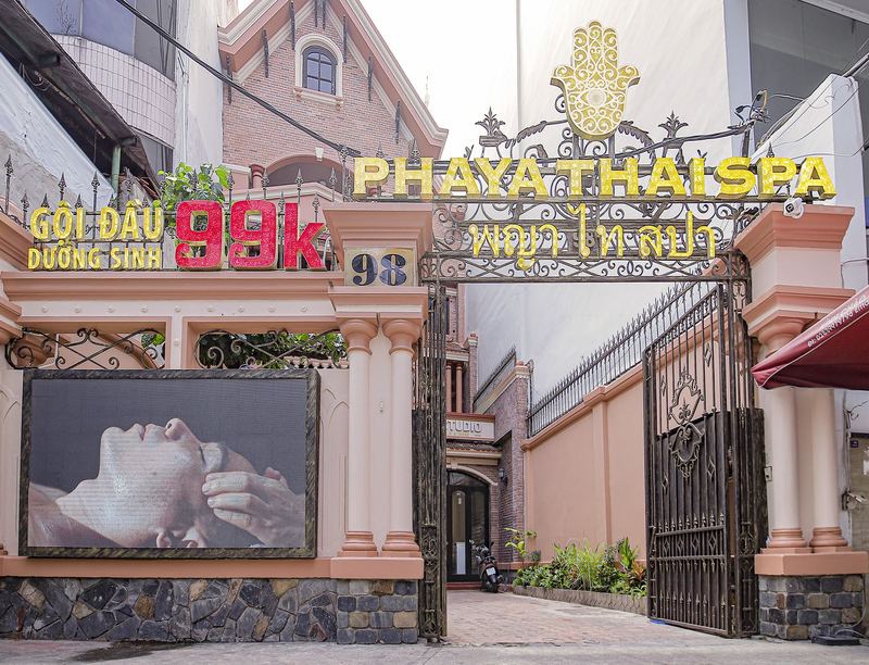 Tủ gỗ 12 cung hoàng đạo với thông điệp ngẫu nhiên cho khách